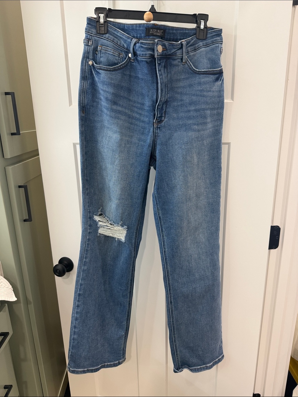 Judy Blue Mid-Rise Straight Leg Jeans in Medium Blue Wash